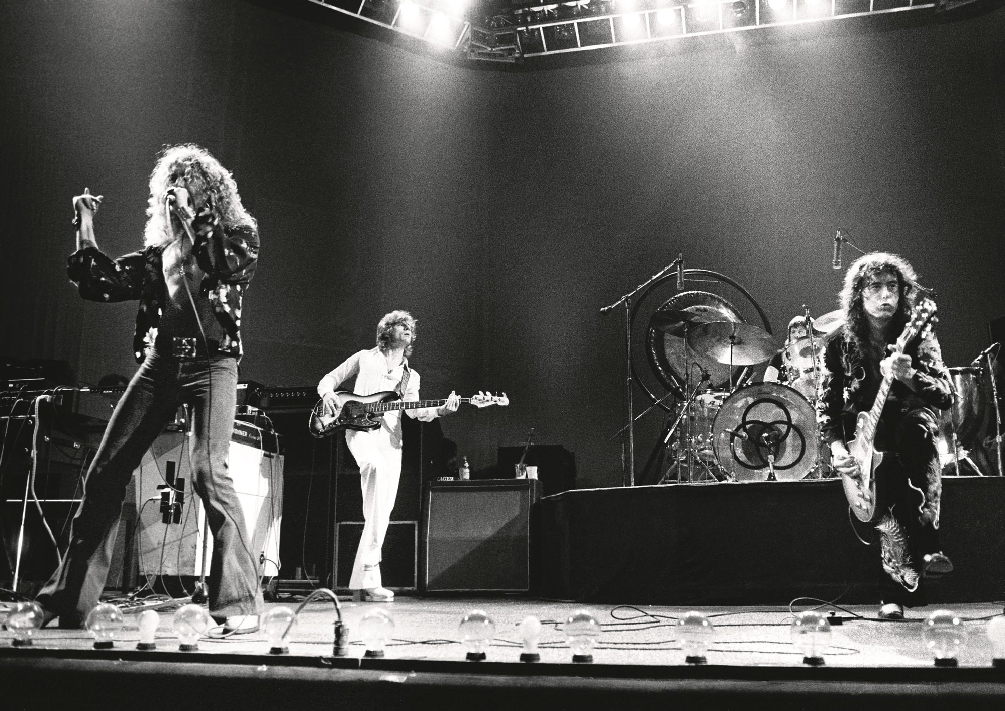 123 ROCK | Led Zeppelin | Robert Plant (Robert Anthony Plant) - August 20, 1948 - West Bromwich, Staffordshire, England, United Kingdom - Lead Vocals, Backing Vocals, Acoustic Guitar, Bass Guitar, Tambourine, Harmonica (1968 - 1980) (1994) (1998), Jimmy Page (James Patrick Page) - January 9, 1944 - Heston, Middlesex, London, England, United Kingdom - Electric Guitars, Rhythm Guitar, Acoustic Guitar, Twelve-string Guitar, Pedal Steel Guitars, Lap Steel Guitar, Slide Guitar, Double Neck Guitar with Six-String and Twelve-String, Bass Guitar, Mandolin, Theremin, Banjo, Dulcimer, The Gizmo, Backing Vocals (1968 - 1980) (1994) (1998), John Paul Jones (John Baldwin) - January 3, 1946 - Sidcup, Kent, London, England, United Kingdom - Bass Guitar, Guitar, Mandolin, Double Bass, Keyboards, Organ, Piano, Acoustic Piano, Electric Piano, Mellotron, Synthesizer, VCS3 Synthesizer, Hohner Clavinet, Hammond Organ, Harpsichord, Moog Synthesizer, Bass Guitar Effects Unit, Recorder, Backing Vocals (1968 - 1980), John Bonham (John Henry Bonham) (Also called : Bonzo, The Beast, Powerhouse) - May 31, 1948 - Redditch, Worcestershire, England, United Kingdom - Drums, Percussions, Timpani, Backing Vocals (1968 - 1980) | Genre : Hard Rock, Heavy Metal, Blues Rock, Folk Rock, Progressive Rock, Psychedelic Rock | Live | Concert | Photo | 27 | Photograph
