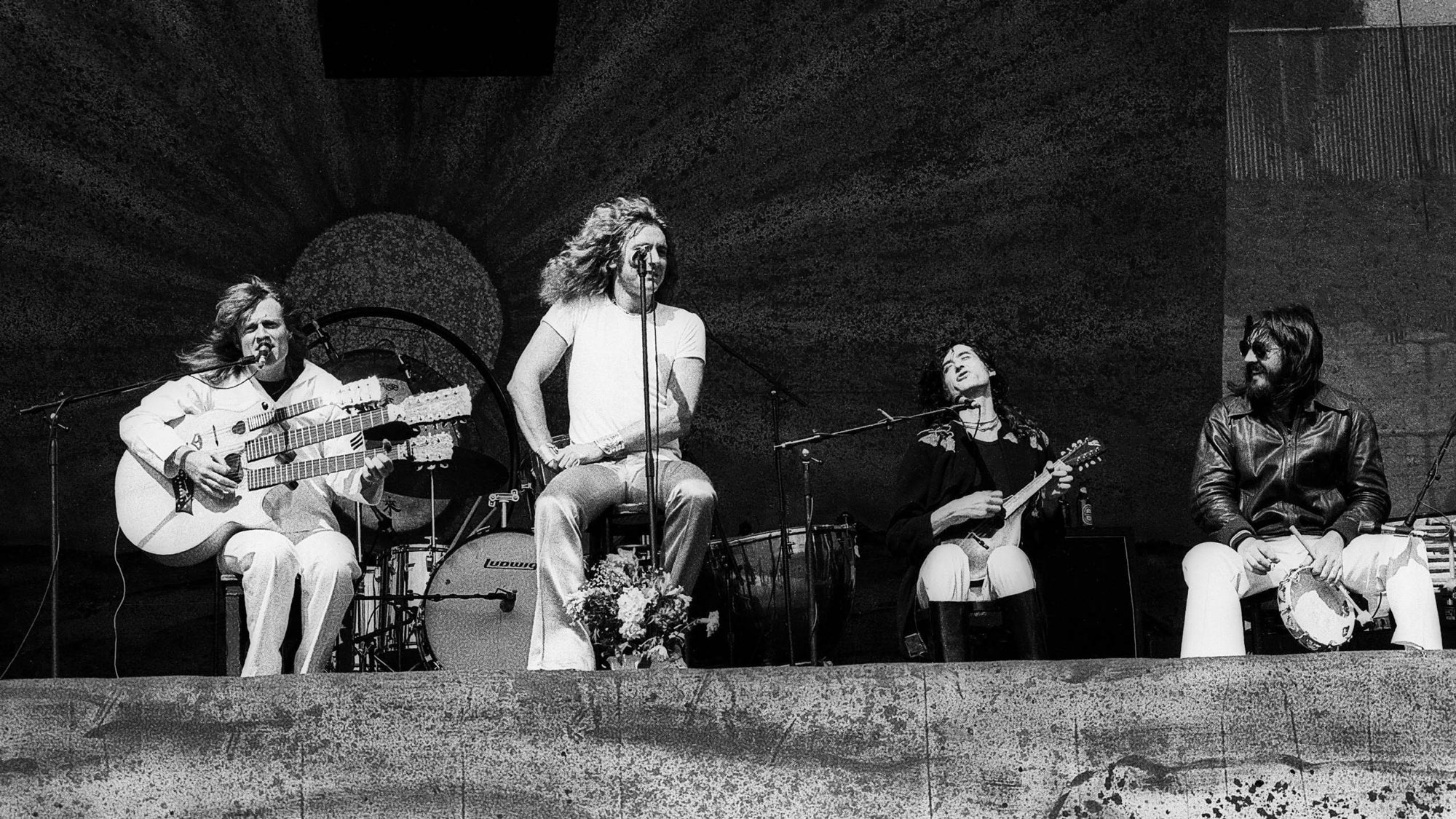 123 ROCK | Led Zeppelin | Robert Plant (Robert Anthony Plant) - August 20, 1948 - West Bromwich, Staffordshire, England, United Kingdom - Lead Vocals, Backing Vocals, Acoustic Guitar, Bass Guitar, Tambourine, Harmonica (1968 - 1980) (1994) (1998), Jimmy Page (James Patrick Page) - January 9, 1944 - Heston, Middlesex, London, England, United Kingdom - Electric Guitars, Rhythm Guitar, Acoustic Guitar, Twelve-string Guitar, Pedal Steel Guitars, Lap Steel Guitar, Slide Guitar, Double Neck Guitar with Six-String and Twelve-String, Bass Guitar, Mandolin, Theremin, Banjo, Dulcimer, The Gizmo, Backing Vocals (1968 - 1980) (1994) (1998), John Paul Jones (John Baldwin) - January 3, 1946 - Sidcup, Kent, London, England, United Kingdom - Bass Guitar, Guitar, Mandolin, Double Bass, Keyboards, Organ, Piano, Acoustic Piano, Electric Piano, Mellotron, Synthesizer, VCS3 Synthesizer, Hohner Clavinet, Hammond Organ, Harpsichord, Moog Synthesizer, Bass Guitar Effects Unit, Recorder, Backing Vocals (1968 - 1980), John Bonham (John Henry Bonham) (Also called : Bonzo, The Beast, Powerhouse) - May 31, 1948 - Redditch, Worcestershire, England, United Kingdom - Drums, Percussions, Timpani, Backing Vocals (1968 - 1980) | Genre : Hard Rock, Heavy Metal, Blues Rock, Folk Rock, Progressive Rock, Psychedelic Rock | Live | Concert | Photo | 33 | Photograph