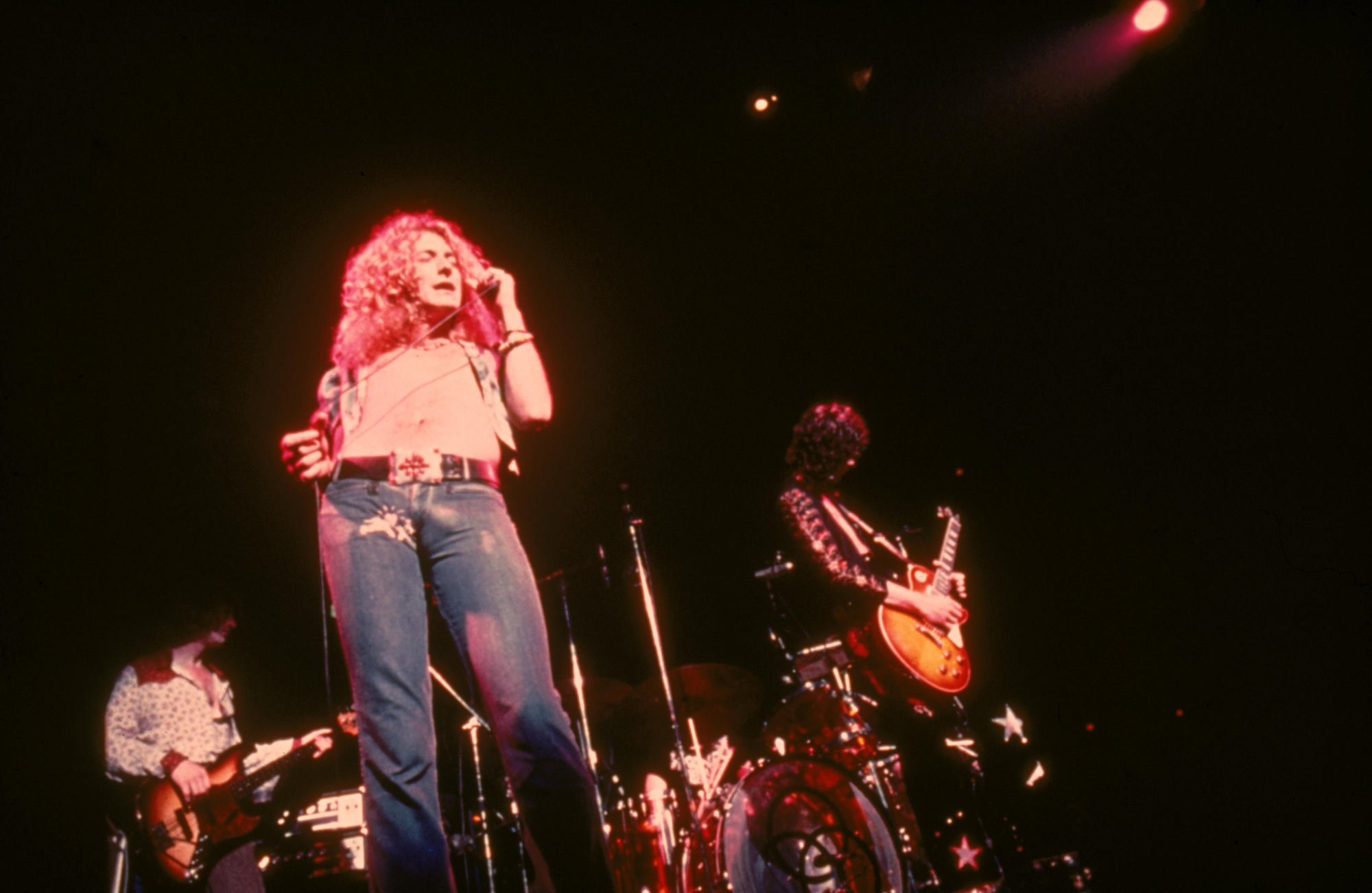 123 ROCK | Led Zeppelin | Robert Plant (Robert Anthony Plant) - August 20, 1948 - West Bromwich, Staffordshire, England, United Kingdom - Lead Vocals, Backing Vocals, Acoustic Guitar, Bass Guitar, Tambourine, Harmonica (1968 - 1980) (1994) (1998), Jimmy Page (James Patrick Page) - January 9, 1944 - Heston, Middlesex, London, England, United Kingdom - Electric Guitars, Rhythm Guitar, Acoustic Guitar, Twelve-string Guitar, Pedal Steel Guitars, Lap Steel Guitar, Slide Guitar, Double Neck Guitar with Six-String and Twelve-String, Bass Guitar, Mandolin, Theremin, Banjo, Dulcimer, The Gizmo, Backing Vocals (1968 - 1980) (1994) (1998), John Paul Jones (John Baldwin) - January 3, 1946 - Sidcup, Kent, London, England, United Kingdom - Bass Guitar, Guitar, Mandolin, Double Bass, Keyboards, Organ, Piano, Acoustic Piano, Electric Piano, Mellotron, Synthesizer, VCS3 Synthesizer, Hohner Clavinet, Hammond Organ, Harpsichord, Moog Synthesizer, Bass Guitar Effects Unit, Recorder, Backing Vocals (1968 - 1980), John Bonham (John Henry Bonham) (Also called : Bonzo, The Beast, Powerhouse) - May 31, 1948 - Redditch, Worcestershire, England, United Kingdom - Drums, Percussions, Timpani, Backing Vocals (1968 - 1980) | Genre : Hard Rock, Heavy Metal, Blues Rock, Folk Rock, Progressive Rock, Psychedelic Rock | Live | Concert | Photo | 35 | Photograph
