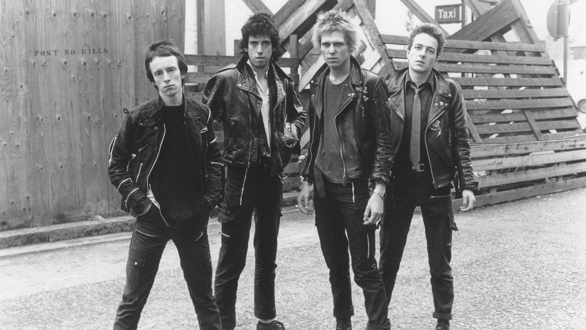 123 ROCK | The Clash | Joe Strummer (John Graham Mellor) - 21 August 1952 - Ankara, Turkey - (Lead Vocals, Rhythm Guitar, Backing Vocals, Lead Guitar, Harmonica, Piano) - (1976-1986), Mick Jones (Michael Geoffrey Jones) - 26 June 1955 - Wandsworth, London, England, United Kingdom - (Lead Guitar, Lead Vocals, Backing Vocals, Keyboard, Harmonica, Piano, Sound Effects) - (1976-1983), Paul Simonon (Paul Gustave Simonon) - 15 December 1955 - Thornton Heath, London, Croydon, England, United Kingdom - (Bass Guitar, Backing Vocals, Lead Vocals) - (1976-1986), Topper Headon (Nicholas Bowen Headon) - 30 May 1955 - Bromley, Kent, England, United Kingdom - (Drums, Percussions, Bass Guitar, Piano) - (1977-1982), Tory Crimes (Terry Chimes) - 5 July 1956 - Stepney, London, England, United Kingdom - (Drums) - (1976-1977) (1982-1983), Keith Levene (Julian Keith Levene) - 18 July 1957 - Muswell Hill, Wood Green, Haringey, London, England, United Kingdom - (Guitar) - (1976-1977), Nick Sheppard - 28 November 1960 - Bristol, England, United Kingdom - (Lead Guitar, Backing Vocals, Lead Vocals) - (1983-1986), Vice White (Gregory Stuart Lee) - 31 March 1960 - Marylebone, London, England, United Kingdom - (Guitar) - (1983-1986), Pete Howard - 1960 - England, United Kingdom - (Drums) - (1983-1986) | Combat Rock - 1982, Give 'Em Enough Rope - 1978, London Calling - 1979, The Clash (Album) - 1977 | The Clash (Album) - 1977, Career Opportunities, Complete Control, Garageland, Hate And War, I Fought The Law, I'm So Bored With The USA, Janie Jones, Police & Thieves, What's My Name, White Riot | London Calling (Album) - 1979, Clampdown, London Calling, Train In Vain (Stand by Me) | Combat Rock (Album) - 1982, Rock The Casbah, Should I Stay Or Should I Go | Live - Concert - University of Sussex - Falmer - Brighton - East Sussex - England - United Kingdom - May 25, 1977 | Live - National Society of French Television Programs - Antenne 2 - Un sur Cinq - Paris - France - Septembre 28, 1977 | Live - Concert - Schwabinger Brau - Munich - Germany - October 4, 1977 | Live - Concert - Belle Vue - Elizabethan Suite - Manchester - England - United Kingdom - November 15, 1977 | Live - Concert - Lyceum Theatre - City of Westminster - London - England - United Kingdom - December 28, 1978 | Live - Concert - The Lewisham Odeon - London - England - United Kingdom - February 18, 1980 | Live - Concert - Shea Stadium - Flushing - Queens - New York - New York (State) - United States of America (USA) - October 13, 1982 | Live - Concert - US Festival - Glen Helen Regional Park - San Bernardino - California - United States of America (USA) - May 28, 1983 | Genre : Punk Rock, New Wave, Reggae, Rock, Rockabilly, Funk, Ska, Dub, Post-punk, Experimental Rock | Music, Informations, Discography, Lead Singer, Album Infos, Song, Listen, Watch, Look, See, View, Photos, Clip, Live, Concerts, Album Covers, Videos, Photographs 