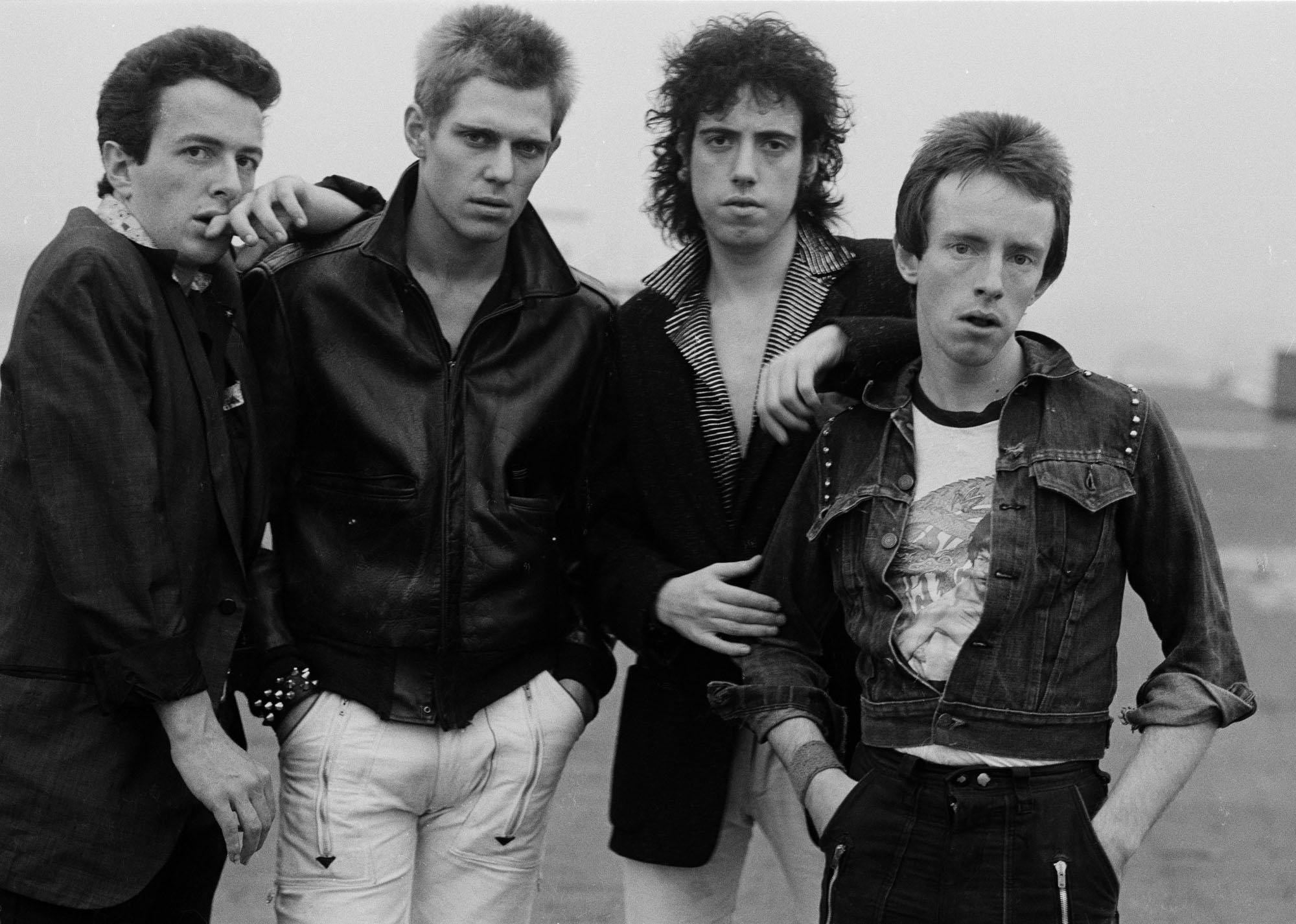 123 ROCK | The Clash | Joe Strummer (John Graham Mellor) - 21 August 1952 - Ankara, Turkey - (Lead Vocals, Rhythm Guitar, Backing Vocals, Lead Guitar, Harmonica, Piano) - (1976-1986), Mick Jones (Michael Geoffrey Jones) - 26 June 1955 - Wandsworth, London, England, United Kingdom - (Lead Guitar, Lead Vocals, Backing Vocals, Keyboard, Harmonica, Piano, Sound Effects) - (1976-1983), Paul Simonon (Paul Gustave Simonon) - 15 December 1955 - Thornton Heath, London, Croydon, England, United Kingdom - (Bass Guitar, Backing Vocals, Lead Vocals) - (1976-1986), Topper Headon (Nicholas Bowen Headon) - 30 May 1955 - Bromley, Kent, England, United Kingdom - (Drums, Percussions, Bass Guitar, Piano) - (1977-1982), Tory Crimes (Terry Chimes) - 5 July 1956 - Stepney, London, England, United Kingdom - (Drums) - (1976-1977) (1982-1983), Keith Levene (Julian Keith Levene) - 18 July 1957 - Muswell Hill, Wood Green, Haringey, London, England, United Kingdom - (Guitar) - (1976-1977), Nick Sheppard - 28 November 1960 - Bristol, England, United Kingdom - (Lead Guitar, Backing Vocals, Lead Vocals) - (1983-1986), Vice White (Gregory Stuart Lee) - 31 March 1960 - Marylebone, London, England, United Kingdom - (Guitar) - (1983-1986), Pete Howard - 1960 - England, United Kingdom - (Drums) - (1983-1986) | Combat Rock - 1982, Give 'Em Enough Rope - 1978, London Calling - 1979, The Clash (Album) - 1977 | The Clash (Album) - 1977, Career Opportunities, Complete Control, Garageland, Hate And War, I Fought The Law, I'm So Bored With The USA, Janie Jones, Police & Thieves, What's My Name, White Riot | London Calling (Album) - 1979, Clampdown, London Calling, Train In Vain (Stand by Me) | Combat Rock (Album) - 1982, Rock The Casbah, Should I Stay Or Should I Go | Live - Concert - University of Sussex - Falmer - Brighton - East Sussex - England - United Kingdom - May 25, 1977 | Live - National Society of French Television Programs - Antenne 2 - Un sur Cinq - Paris - France - Septembre 28, 1977 | Live - Concert - Schwabinger Brau - Munich - Germany - October 4, 1977 | Live - Concert - Belle Vue - Elizabethan Suite - Manchester - England - United Kingdom - November 15, 1977 | Live - Concert - Lyceum Theatre - City of Westminster - London - England - United Kingdom - December 28, 1978 | Live - Concert - The Lewisham Odeon - London - England - United Kingdom - February 18, 1980 | Live - Concert - Shea Stadium - Flushing - Queens - New York - New York (State) - United States of America (USA) - October 13, 1982 | Live - Concert - US Festival - Glen Helen Regional Park - San Bernardino - California - United States of America (USA) - May 28, 1983 | Genre : Punk Rock, New Wave, Reggae, Rock, Rockabilly, Funk, Ska, Dub, Post-punk, Experimental Rock | Music, Informations, Discography, Lead Singer, Album Infos, Song, Listen, Watch, Look, See, View, Photos, Clip, Live, Concerts, Album Covers, Videos, Photographs 