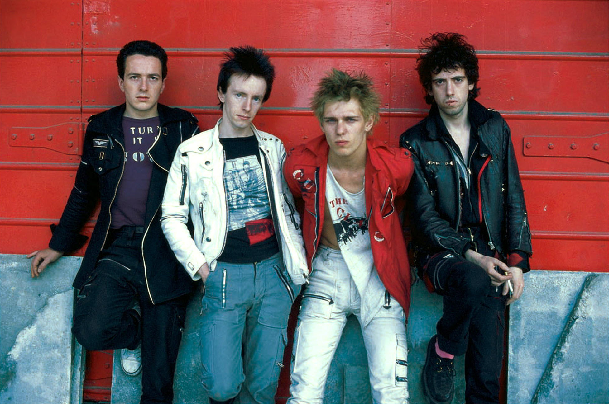 123 ROCK | The Clash | Joe Strummer (John Graham Mellor) - 21 August 1952 - Ankara, Turkey - (Lead Vocals, Rhythm Guitar, Backing Vocals, Lead Guitar, Harmonica, Piano) - (1976-1986), Mick Jones (Michael Geoffrey Jones) - 26 June 1955 - Wandsworth, London, England, United Kingdom - (Lead Guitar, Lead Vocals, Backing Vocals, Keyboard, Harmonica, Piano, Sound Effects) - (1976-1983), Paul Simonon (Paul Gustave Simonon) - 15 December 1955 - Thornton Heath, London, Croydon, England, United Kingdom - (Bass Guitar, Backing Vocals, Lead Vocals) - (1976-1986), Topper Headon (Nicholas Bowen Headon) - 30 May 1955 - Bromley, Kent, England, United Kingdom - (Drums, Percussions, Bass Guitar, Piano) - (1977-1982), Tory Crimes (Terry Chimes) - 5 July 1956 - Stepney, London, England, United Kingdom - (Drums) - (1976-1977) (1982-1983), Keith Levene (Julian Keith Levene) - 18 July 1957 - Muswell Hill, Wood Green, Haringey, London, England, United Kingdom - (Guitar) - (1976-1977), Nick Sheppard - 28 November 1960 - Bristol, England, United Kingdom - (Lead Guitar, Backing Vocals, Lead Vocals) - (1983-1986), Vice White (Gregory Stuart Lee) - 31 March 1960 - Marylebone, London, England, United Kingdom - (Guitar) - (1983-1986), Pete Howard - 1960 - England, United Kingdom - (Drums) - (1983-1986) | Combat Rock - 1982, Give 'Em Enough Rope - 1978, London Calling - 1979, The Clash (Album) - 1977 | The Clash (Album) - 1977, Career Opportunities, Complete Control, Garageland, Hate And War, I Fought The Law, I'm So Bored With The USA, Janie Jones, Police & Thieves, What's My Name, White Riot | London Calling (Album) - 1979, Clampdown, London Calling, Train In Vain (Stand by Me) | Combat Rock (Album) - 1982, Rock The Casbah, Should I Stay Or Should I Go | Live - Concert - University of Sussex - Falmer - Brighton - East Sussex - England - United Kingdom - May 25, 1977 | Live - National Society of French Television Programs - Antenne 2 - Un sur Cinq - Paris - France - Septembre 28, 1977 | Live - Concert - Schwabinger Brau - Munich - Germany - October 4, 1977 | Live - Concert - Belle Vue - Elizabethan Suite - Manchester - England - United Kingdom - November 15, 1977 | Live - Concert - Lyceum Theatre - City of Westminster - London - England - United Kingdom - December 28, 1978 | Live - Concert - The Lewisham Odeon - London - England - United Kingdom - February 18, 1980 | Live - Concert - Shea Stadium - Flushing - Queens - New York - New York (State) - United States of America (USA) - October 13, 1982 | Live - Concert - US Festival - Glen Helen Regional Park - San Bernardino - California - United States of America (USA) - May 28, 1983 | Genre : Punk Rock, New Wave, Reggae, Rock, Rockabilly, Funk, Ska, Dub, Post-punk, Experimental Rock | Music, Informations, Discography, Lead Singer, Album Infos, Song, Listen, Watch, Look, See, View, Photos, Clip, Live, Concerts, Album Covers, Videos, Photographs 
