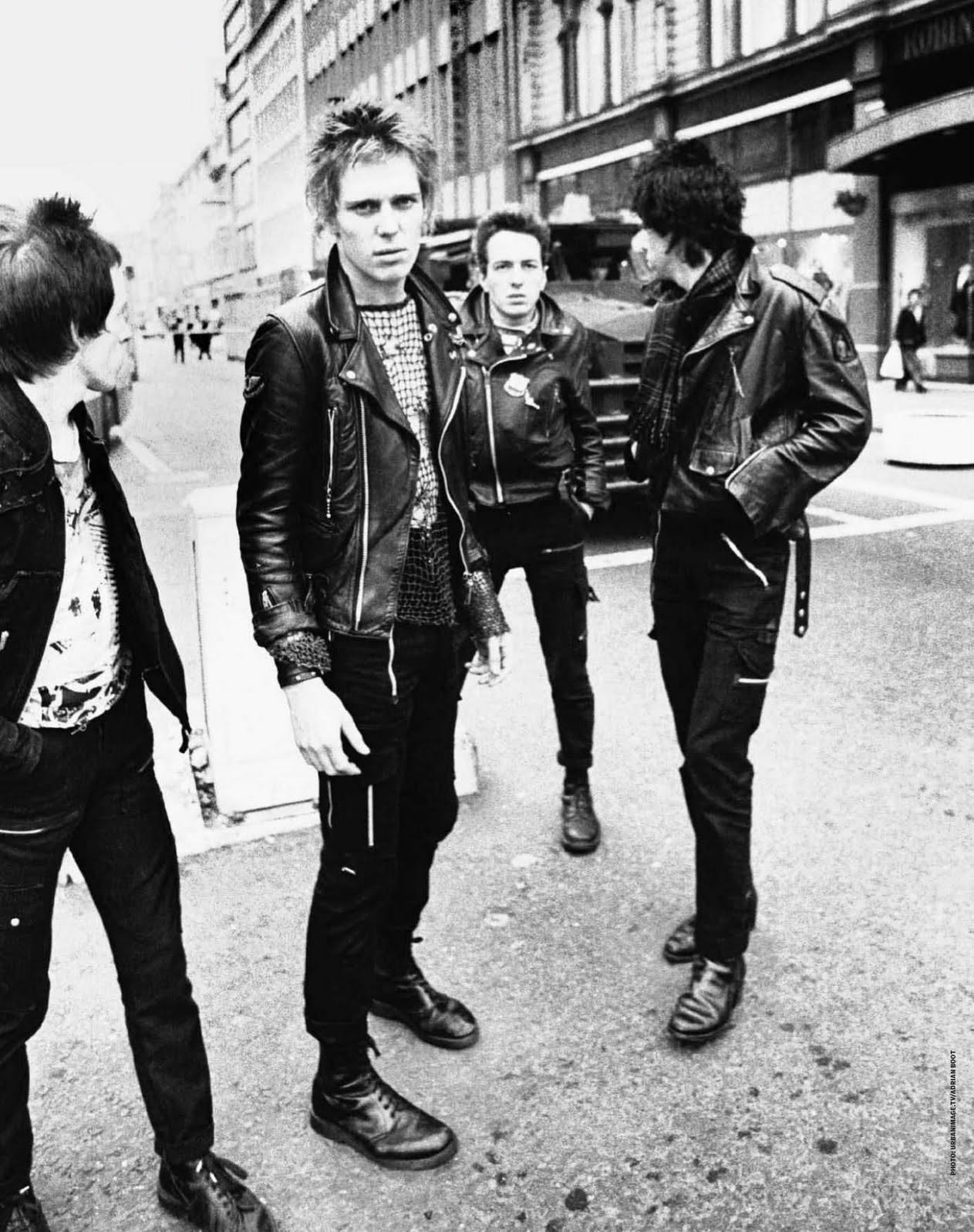 123 ROCK | The Clash | Joe Strummer (John Graham Mellor) - 21 Août 1952 - Ankara, Turquie - (Chant, Guitare Rythmique, Chœurs, Guitare Solo, Harmonica, Piano) - (1976-1986), Mick Jones (Michael Geoffrey Jones) - 26 Juin 1955 - Wandsworth, Londres, Angleterre, Royaume-Uni - (Guitare Solo, Chant, Chœurs, Clavier, Harmonica, Piano, Effets Sonores) - (1976-1983), Paul Simonon (Paul Gustave Simonon) - 15 Décembre 1955 - Thornton Heath, Londres, Croydon, Angleterre, Royaume-Uni - (Guitare Basse, Chœurs, Chant) - (1976-1986), Topper Headon (Nicholas Bowen Headon) - 30 Mai 1955 - Bromley, Kent, Angleterre, Royaume-Uni - (Batterie, Percussions, Guitare Basse, Piano) - (1977-1982) | Genre : Punk Rock, New Wave, Reggae, Rock, Rockabilly, Funk, Ska, Dub, Post-punk, Rock Expérimental | Live | Concert | Photo | 09 | Photographie 123 ROCK | The Clash | Joe Strummer (John Graham Mellor) - 21 Août 1952 - Ankara, Turquie - (Chant, Guitare Rythmique, Chœurs, Guitare Solo, Harmonica, Piano) - (1976-1986), Mick Jones (Michael Geoffrey Jones) - 26 Juin 1955 - Wandsworth, Londres, Angleterre, Royaume-Uni - (Guitare Solo, Chant, Chœurs, Clavier, Harmonica, Piano, Effets Sonores) - (1976-1983), Paul Simonon (Paul Gustave Simonon) - 15 Décembre 1955 - Thornton Heath, Londres, Croydon, Angleterre, Royaume-Uni - (Guitare Basse, Chœurs, Chant) - (1976-1986), Topper Headon (Nicholas Bowen Headon) - 30 Mai 1955 - Bromley, Kent, Angleterre, Royaume-Uni - (Batterie, Percussions, Guitare Basse, Piano) - (1977-1982) | Genre : Punk Rock, New Wave, Reggae, Rock, Rockabilly, Funk, Ska, Dub, Post-punk, Rock Expérimental | Live | Concert | Photo | 09 | Photographie