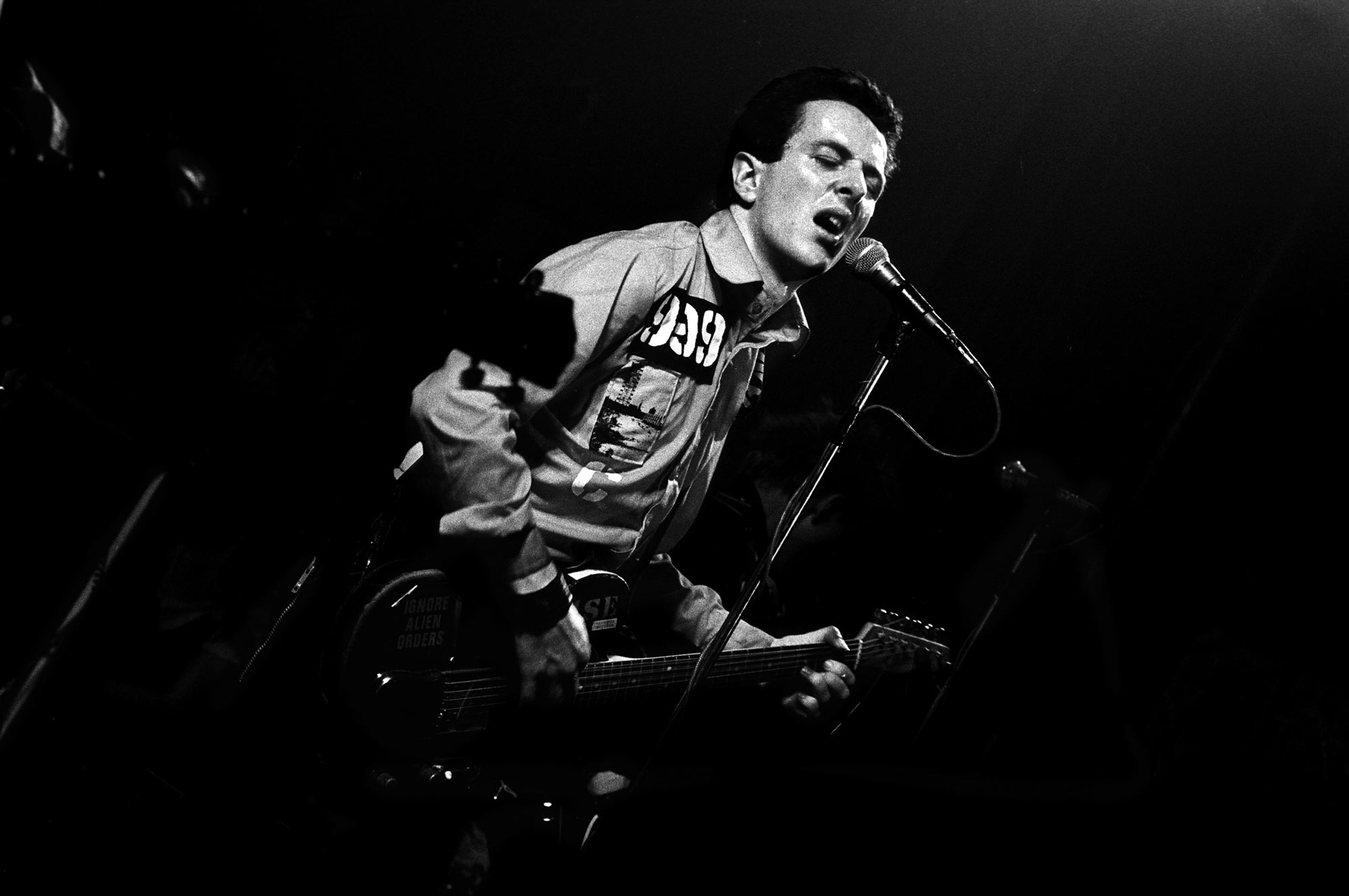123 ROCK | The Clash | Joe Strummer (John Graham Mellor) - 21 Août 1952 - Ankara, Turquie - (Chant, Guitare Rythmique, Chœurs, Guitare Solo, Harmonica, Piano) - (1976-1986) | Genre : Punk Rock, New Wave, Reggae, Rock, Rockabilly, Funk, Ska, Dub, Post-punk, Rock Expérimental | Live | Concert | Photo | 10 | Photographie 123 ROCK | The Clash | Joe Strummer (John Graham Mellor) - 21 Août 1952 - Ankara, Turquie - (Chant, Guitare Rythmique, Chœurs, Guitare Solo, Harmonica, Piano) - (1976-1986) | Genre : Punk Rock, New Wave, Reggae, Rock, Rockabilly, Funk, Ska, Dub, Post-punk, Rock Expérimental | Live | Concert | Photo | 10 | Photographie